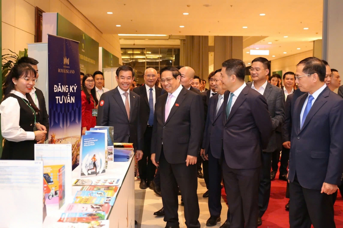 Tại sự kiện, Thủ tướng Phạm Minh Chính tham quan gian hàng trưng bày sản phẩm của thương hiệu VinFast và Vinhomes (Ảnh: BTC cung cấp)