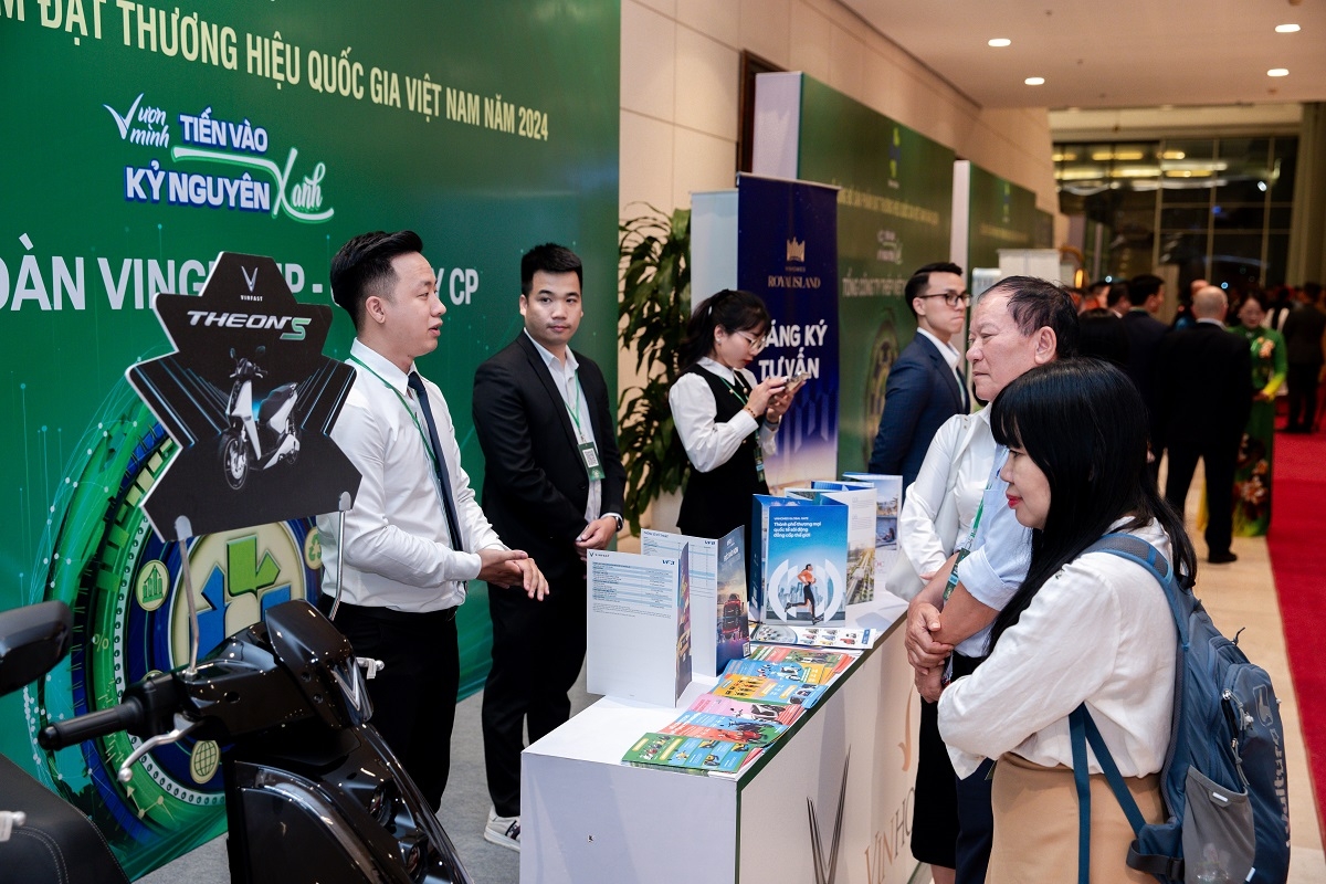 Gian hàng trưng bày các sản phẩm đạt Thương hiệu Quốc gia Việt Nam 2024 của Tập đoàn Vingroup thu hút đại biểu tham gia chương trình (Ảnh: BTC cung cấp)
