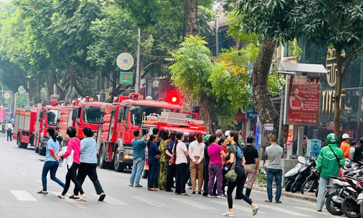 Lực lượng chức năng tiếp cận hiện trường chữa cháy