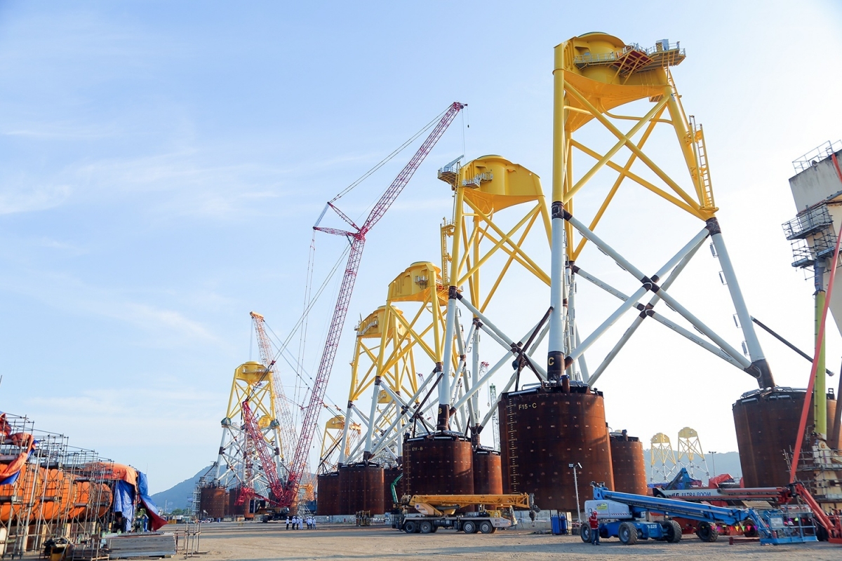 Kết luận số 76-KL/TW ngày 24/4/2024 định hướng phát triển Petrovietnam trở thành tập đoàn công nghiệp năng lượng quốc gia, giữ vai trò tiên phong phát triển các lĩnh vực về năng lượng tái tạo, năng lượng mới. (Ảnh: Công trường chế tạo chân đế điện gió ngoài khơi tại Trung tâm công nghiệp năng lượng và hậu cần kỹ thuật PTSC, TP Vũng Tàu)