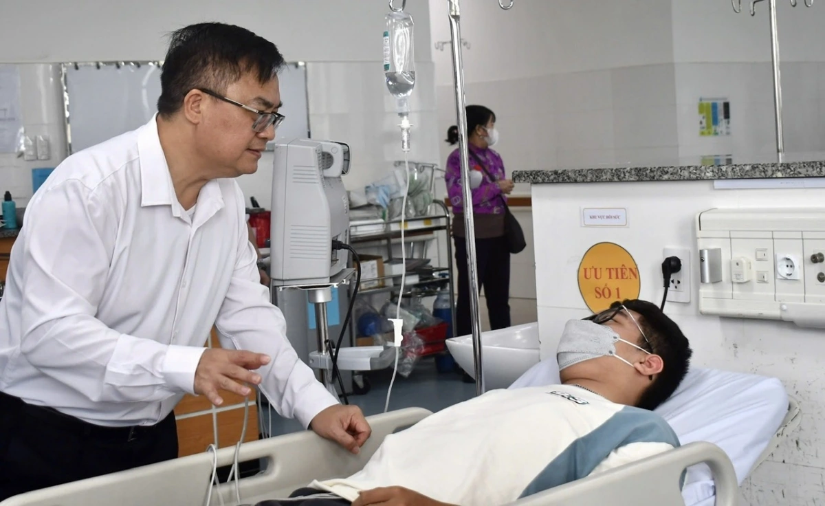Chủ tịch UBND TP Vũng Tàu Hoàng Vũ Thảnh thăm hỏi, động viên bệnh nhân nghi ngộ độc bánh mì