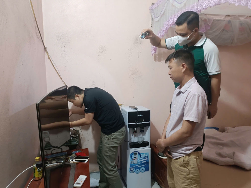 Lực lượng phá án khám xét nơi ở của Nguyễn Văn Bình