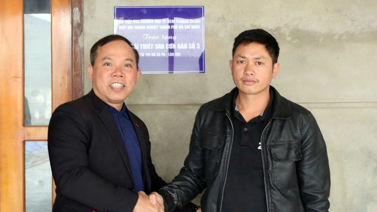 Anh Lê Văn Liêm - Giám đốc khu vực miền Bắc Saigon Co.op trao tặng nhà tái thiết cho bà con thị xã Sapa, Lào Cai