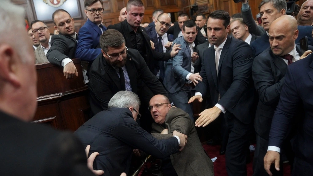 Các nghị sĩ ẩu đả tại Quốc hội Serbia. (Ảnh: AP)