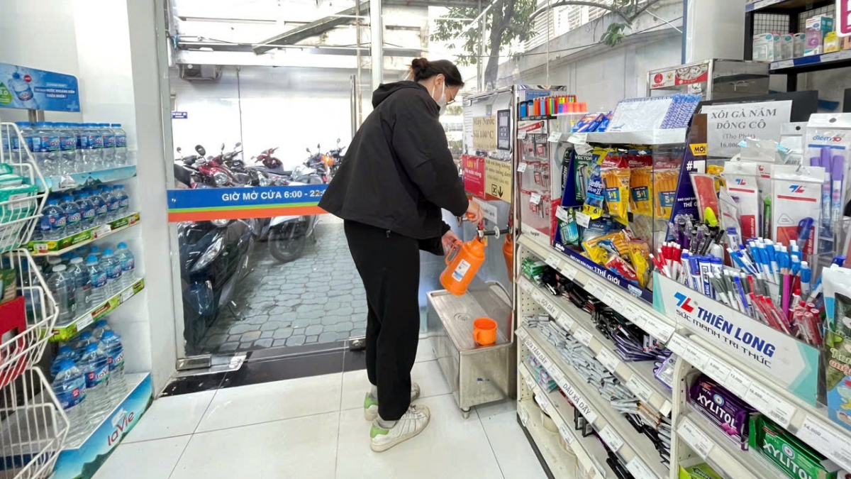 Co.op Smile cung cấp dịch vụ nước sôi miễn phí tại cửa hàng trong khuôn viên bệnh viện Q.4