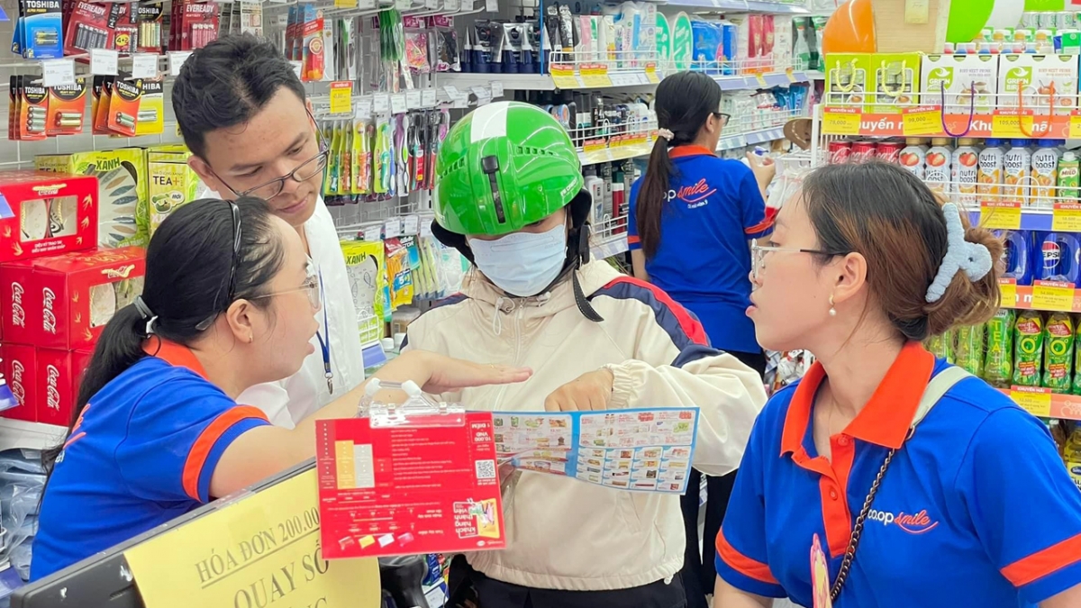Khách hàng quan tâm đến các chương trình khuyến mãi khai trương của Co.opSmile