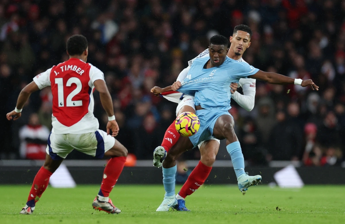 Nottingham Forest vẫn chơi lép vế so với Arsenal (Ảnh: Reuters)
