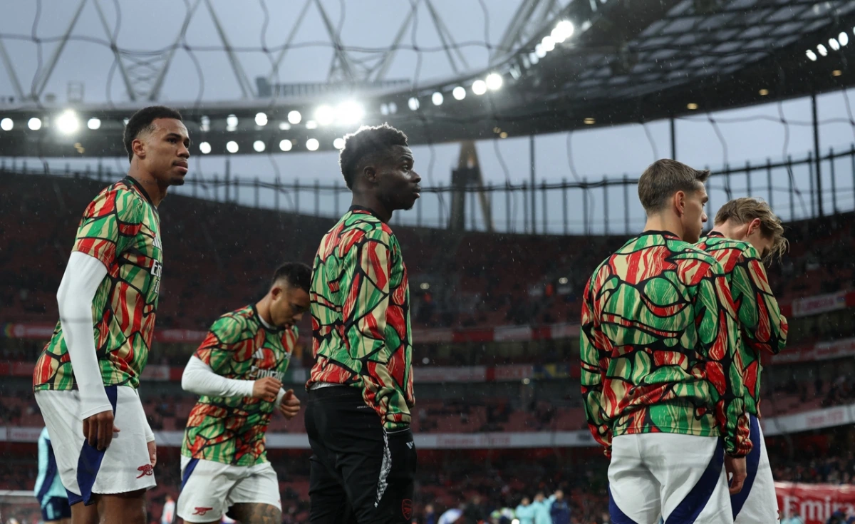 Các cầu thủ Arsenal khởi động (Ảnh: Reuters)