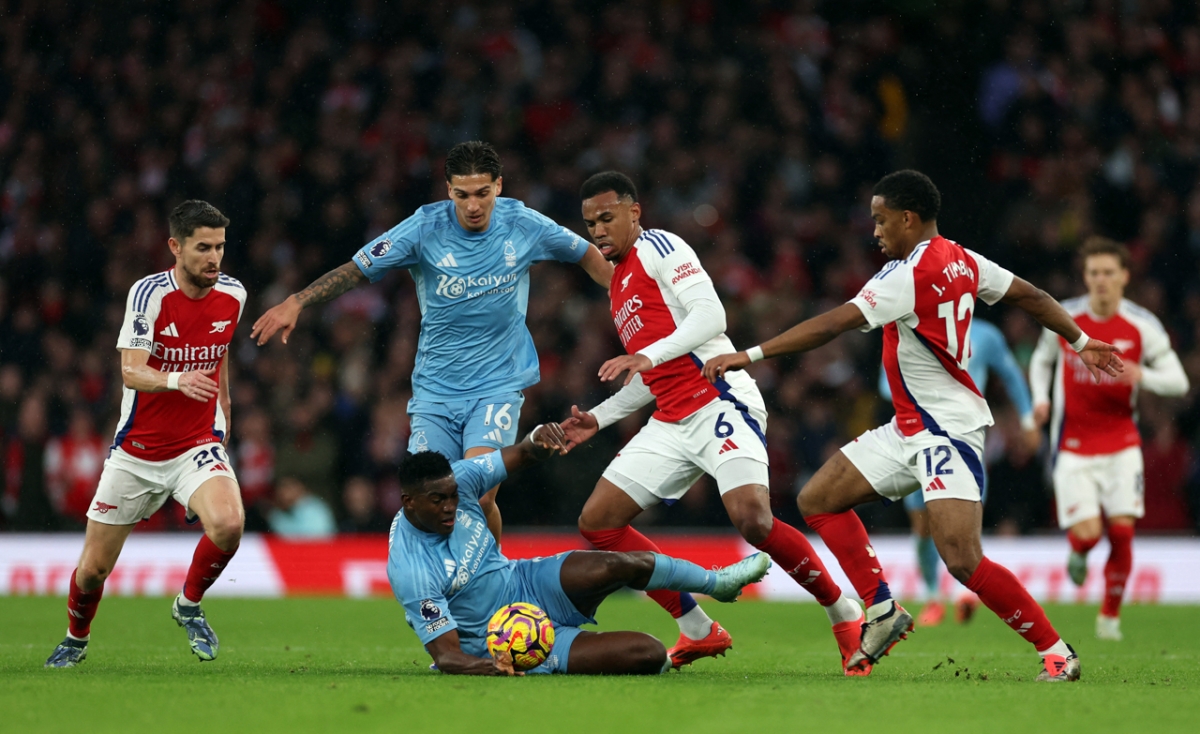 Nottingham Forest vẫn chơi có phần lép vế so với chủ nhà Arsenal (Ảnh: Reuters)