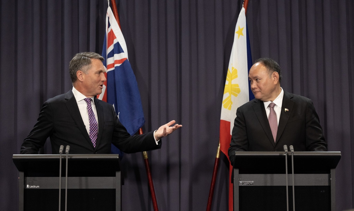 Phó Thủ tướng, Bộ trưởng Quốc phòng Australia Richard Marles (trái) và Bộ trưởng Quốc phòng Philippines Gilberto Teodoro họp báo sau hội nghị. Nguồn: X