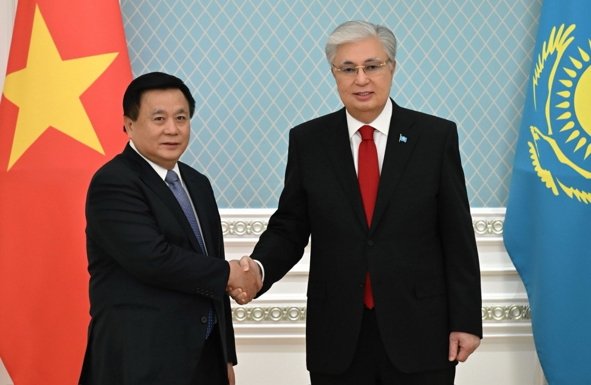 Giám đốc Học viện chính trị quốc gia Hồ Chí Minh Nguyễn Xuân Thắng và Tổng thống Kazakhstan Kassym-Jomart Tokayev