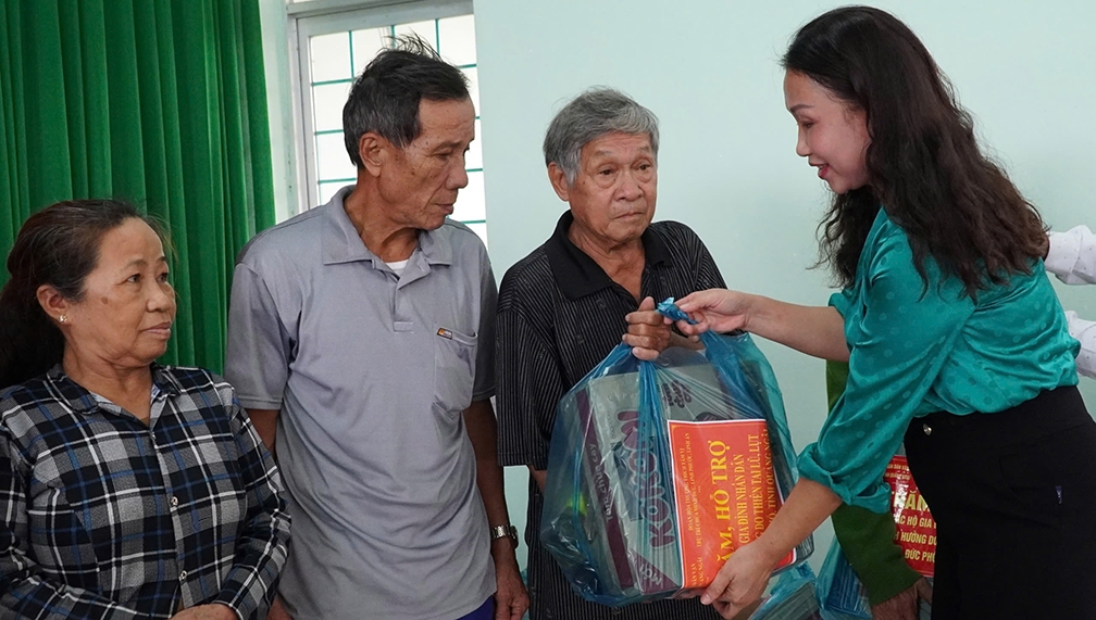 Bà Võ Thị Tuyết Nhung, Phó Trưởng ban Dân vận Tỉnh ủy Quảng Ngãi tặng quà người dân