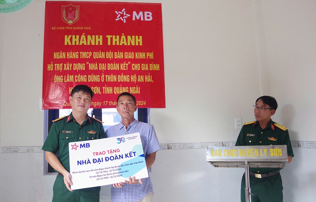 Ban Chỉ huy Quân sự huyện Lý Sơn trao tặng nhà Đại Đoàn kết giúp gia đình ông Lâm Công Dũng
