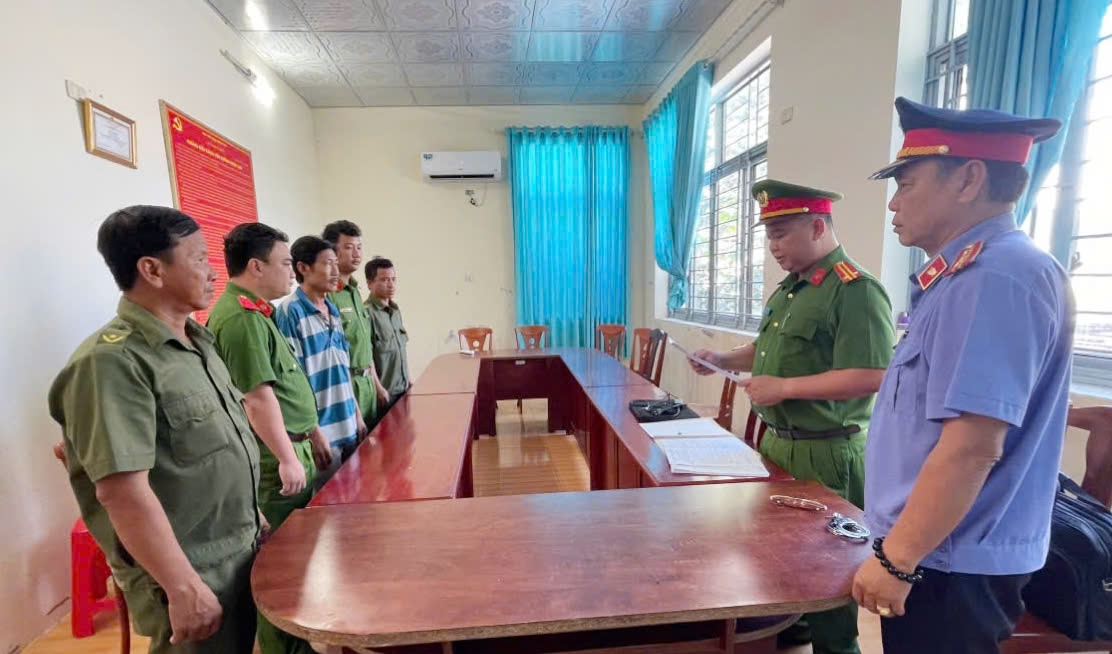 Cơ quan Cảnh sát điều tra Công an tỉnh Kiên Giang thi hành lệnh bắt giam Nguyễn Quốc Hương (áo thun đứng giữa) để điều tra về hành vi lừa đảo chiếm đoạt tài sản (Ảnh: Công an Kiên Giang)