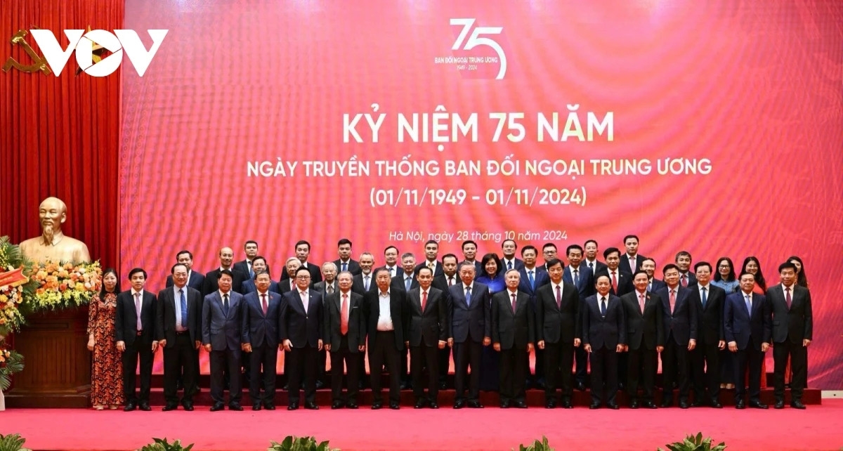 Tổng Bí thư Tô Lâm chụp ảnh chung cùng các đại biểu tại Lễ kỷ niệm 75 Ngày truyền thống Ban Đối ngoại Trung ương diễn ra ngày 28/10