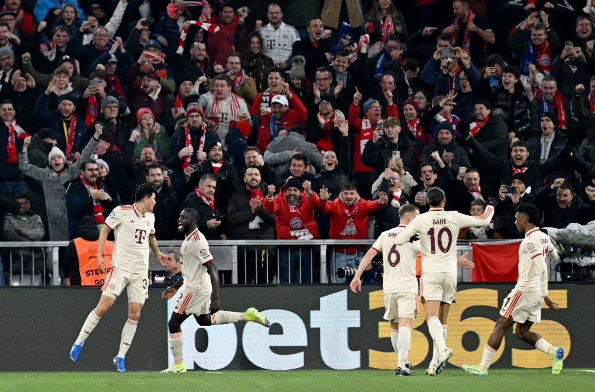 Bàn mở tỉ số bất ngờ của Bayern Munich (Ảnh: Reuters)