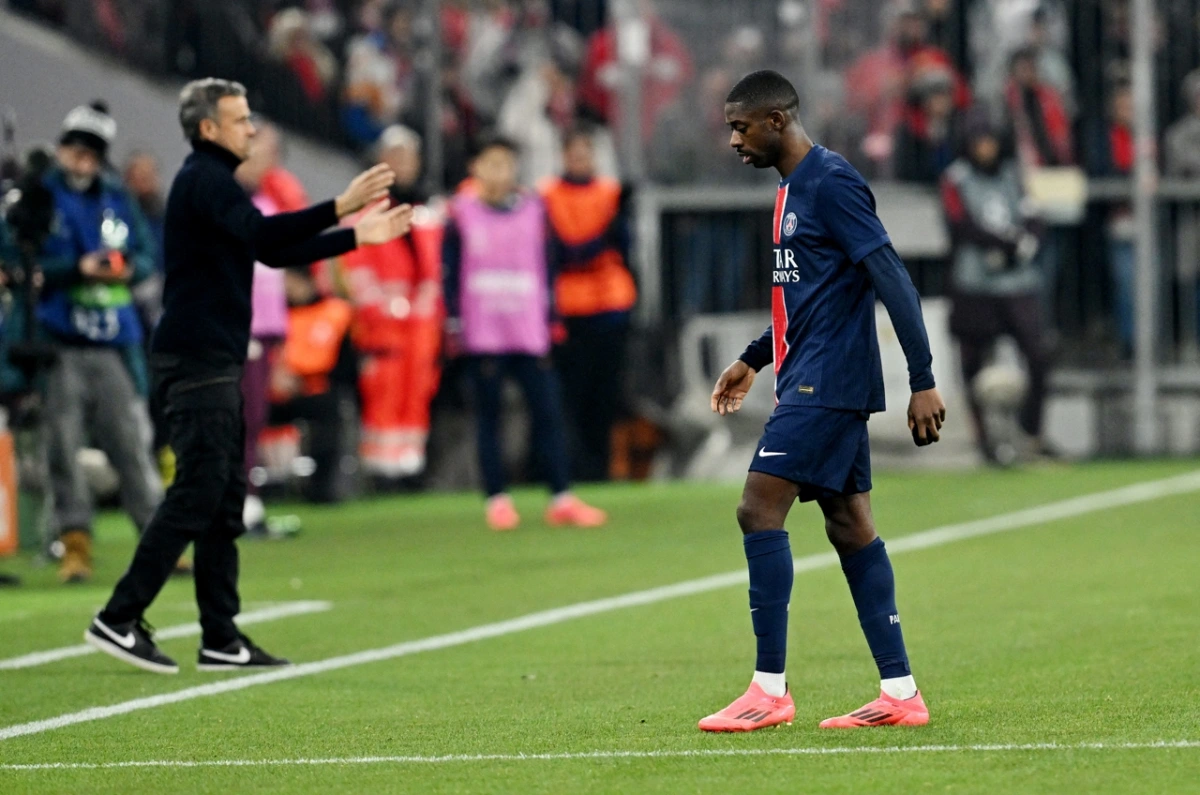 Dembele phải rời sân sau tấm thẻ đỏ (Ảnh: Reuters)