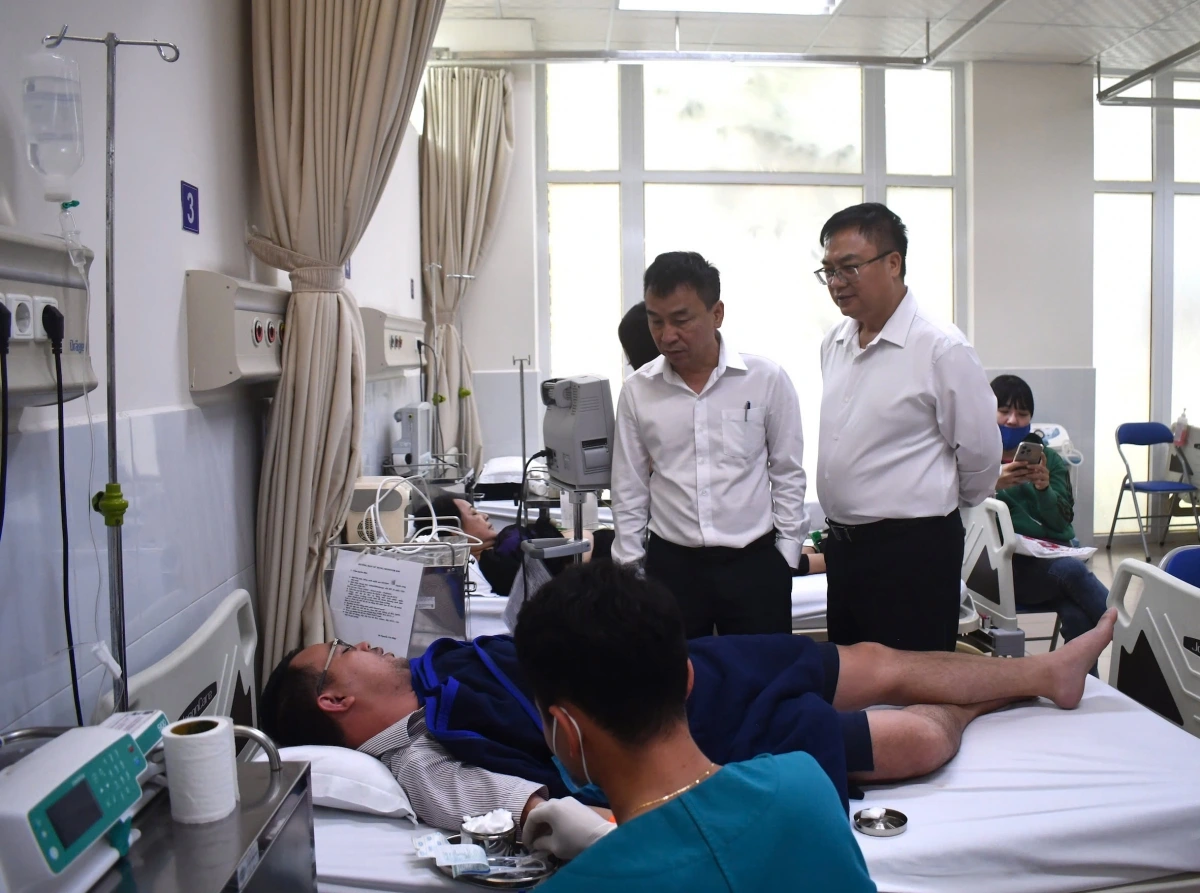 Chủ tịch UBND TP Vũng Tàu Hoàng Vũ Thảnh thăm hỏi, động viên bệnh nhân tại bệnh viện 