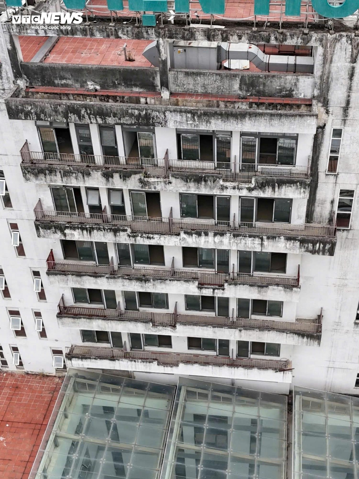 Theo Bộ Y tế, nguyên nhân dẫn đến 2 dự án chậm tiến độ là do chưa lường hết được các phát sinh trong quá trình triển khai dự án, nhất là việc thực hiện các quy định trong đầu tư xây dựng cơ bản, vướng mắc trong thực hiện các hợp đồng và thanh quyết toán, giải ngân vốn.