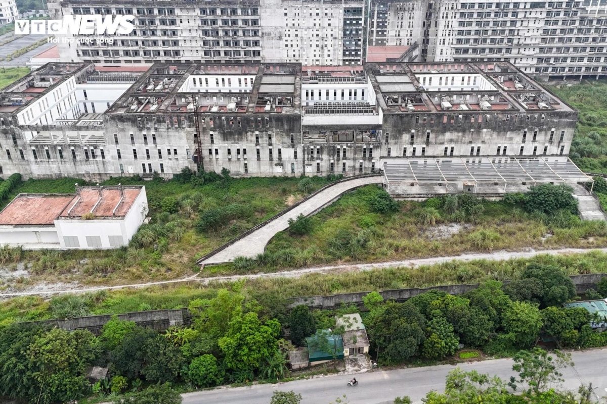 Đại diện Ban Quản lý dự án cho biết, trong quá trình xây dựng có nhiều điều chỉnh, thay đổi nhiều hạng mục theo ý kiến của 2 bệnh viện như thay đổi hệ thống điều hòa, nước nóng, số lượng điều hòa, khu vực nội trú cho y bác sĩ nên thời gian thực hiện bị vượt quá. Đến nay dự án cơ sở 2 Bệnh viện Bạch Mai hoàn thành trên 90%, Việt Đức trên 60%.