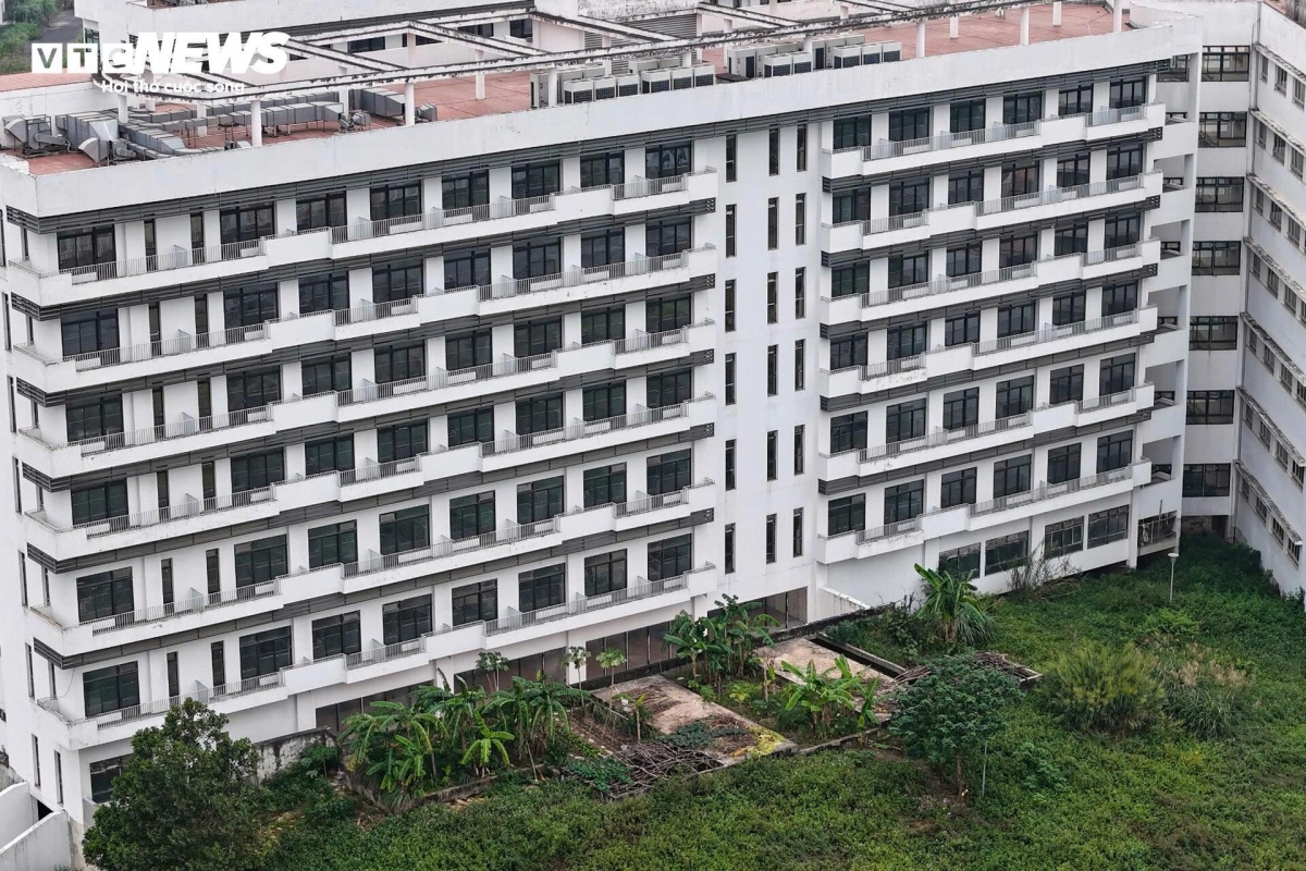 Sau nhiều năm bỏ hoang, các hạng mục đã có dấu hiệu xuống cấp, xung quanh cỏ mọc um tùm khiến nhiều người đi qua không khỏi xót xa. "Mỗi lần về quê ở Hà Nam tôi đều đi qua 2 cơ sở của Bệnh viện Bạch Mai và Việt Đức, chứng kiến bệnh viện chưa được đưa vào sử dụng dẫn đến xuống cấp tôi thấy rất lãng phí. Chúng tôi mong muốn bệnh viện đi vào hoạt động sớm để người dân đỡ phải đi lại lên Hà Nội khám, điều trị cực khổ, tốn kém", anh Nguyễn Hữu Thắng chia sẻ.