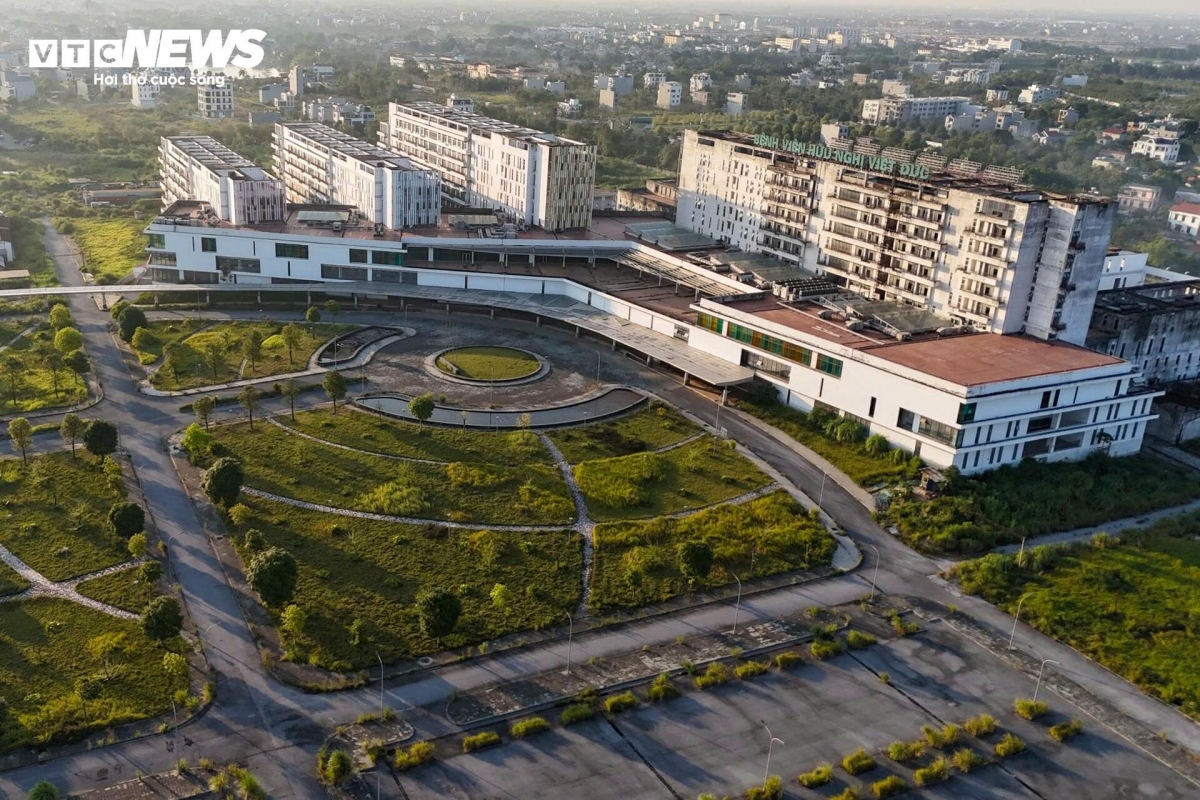 Nằm cách Bệnh viện Bạch Mai cơ sở 2 khoảng 500m, Bệnh viện Việt Đức cơ sở 2 cũng trong tình trạng tương tự.