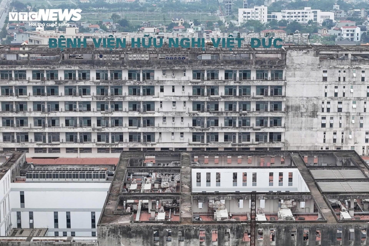 Sau nhiều năm "đắp chiếu", các mảng tường của công trình bị rêu phong phủ kín, nhiều hạng mục còn thi công dang dở.