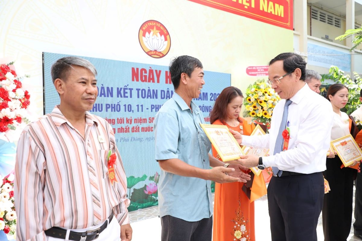 Bí thư Thành ủy TP.HCM Nguyễn Văn Nên trao giấy khen cho các điển hình "Người tốt việc tốt" của Liên khu phố 10-11 (ảnh: X.K)