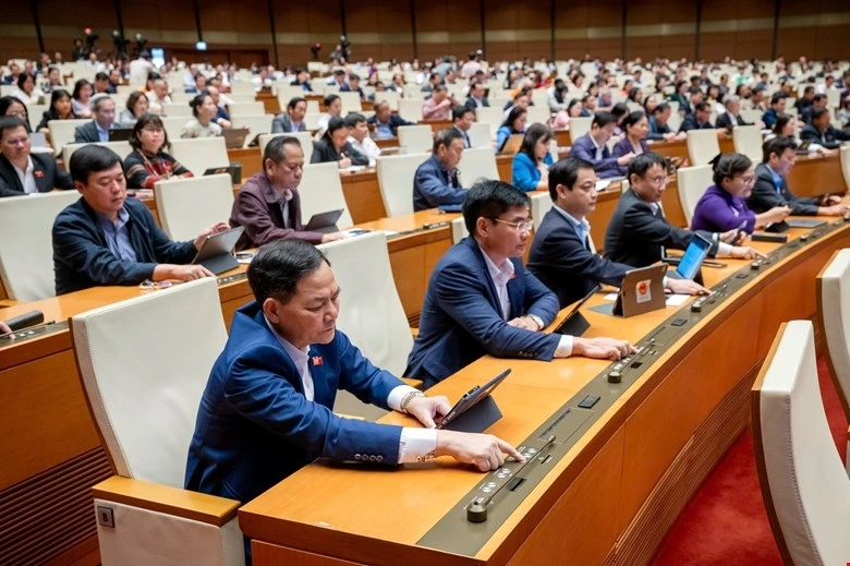 Các đại biểu Quốc hội ấn nút biểu quyết trên Hội trường Diên Hồng tại Kỳ họp thứ 8