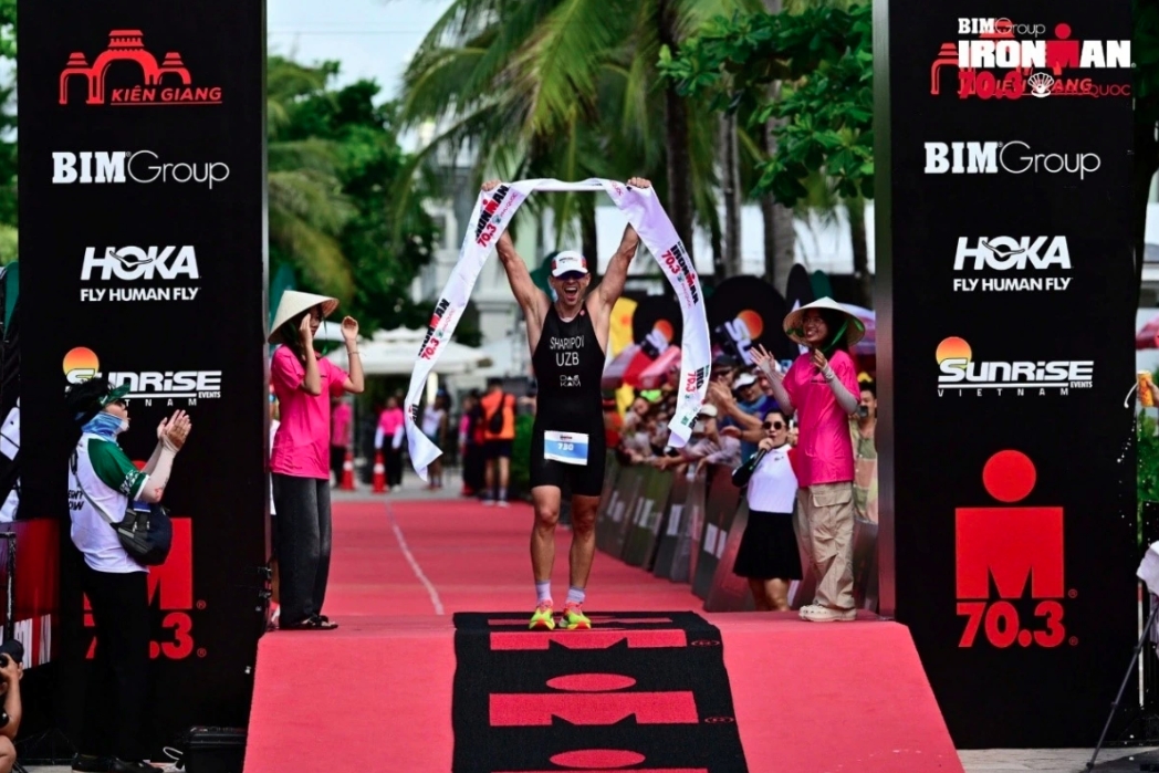Anfrey Sharipov of Uzbekistan wins the men’s category.