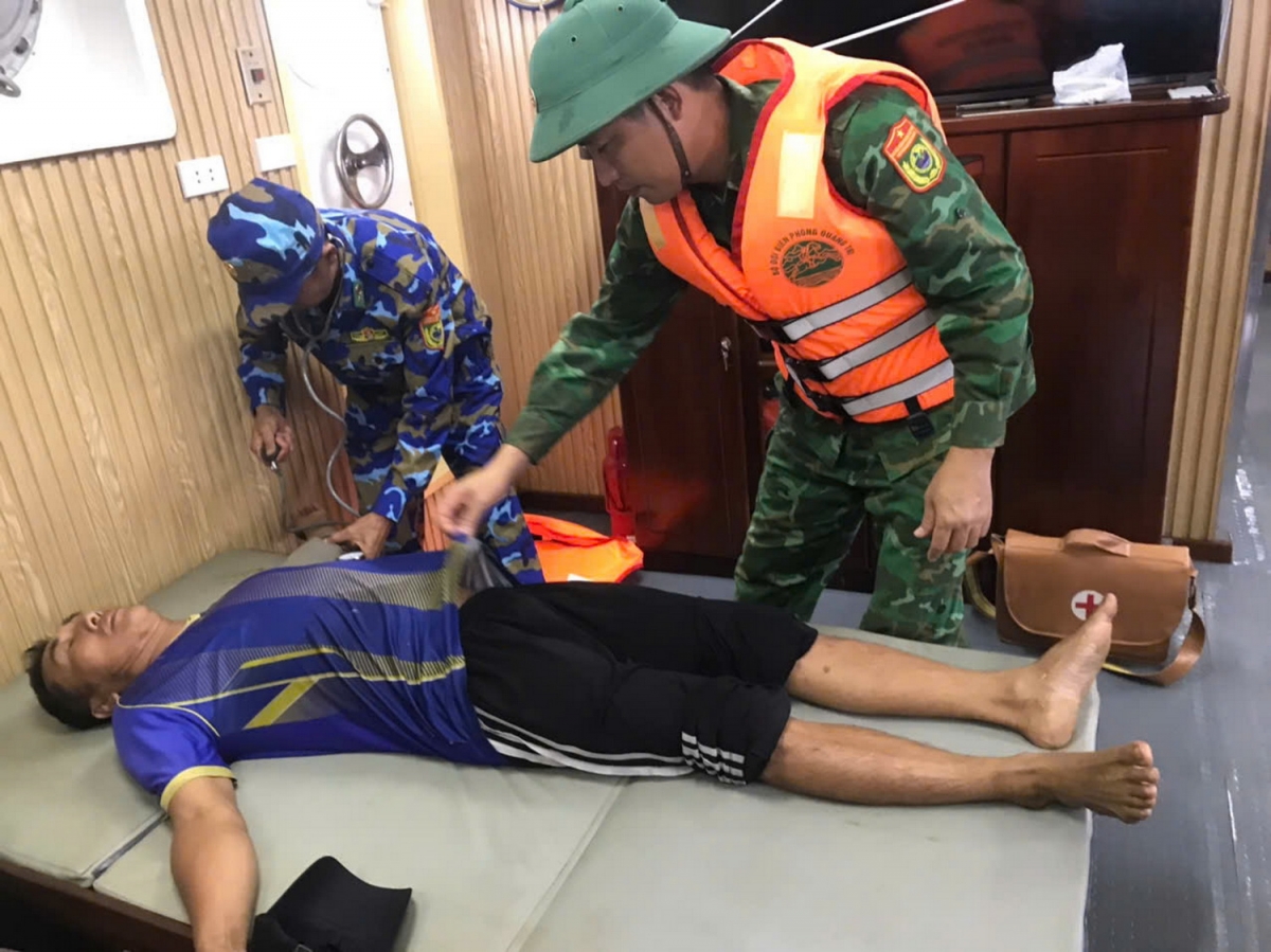 Bộ đội Biên phòng kiểm tra sức khỏe cho các thuyền viên gặp nạn được cứu vớt