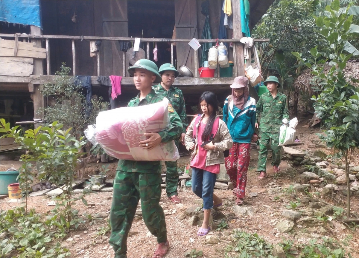 Bộ đội Biên phòng Làng Ho hỗ trợ di dời người dân