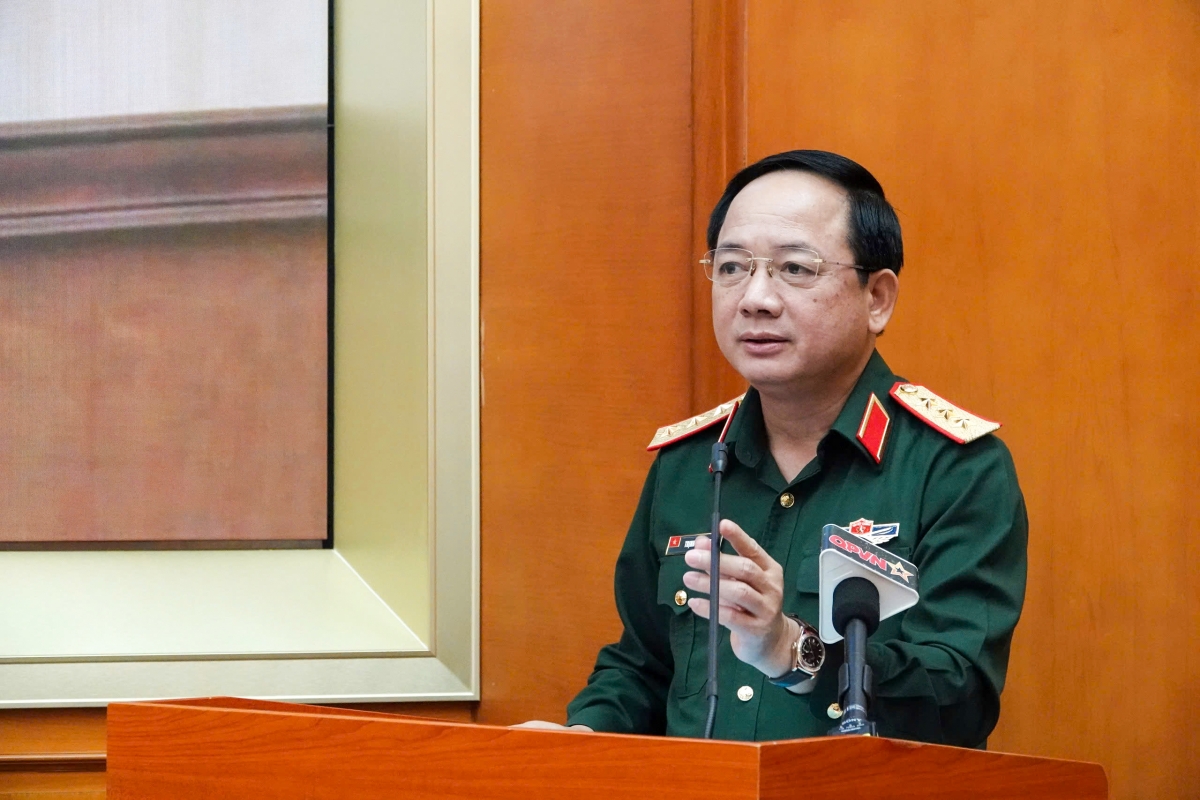 Thượng tướng Trịnh Văn Quyết, Bí thư Trung ương Đảng, Ủy viên Thường vụ Quân ủy Trung ương, Chủ nhiệm Tổng cục Chính trị phát biểu tại hội nghị