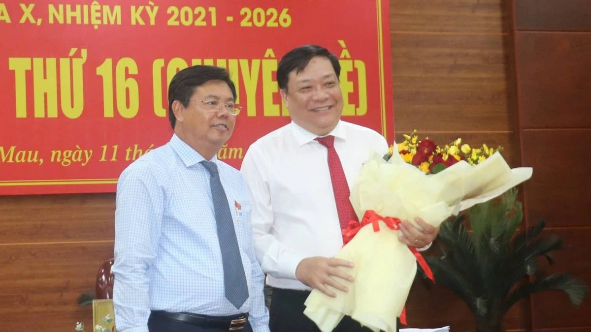 Ông Phạm Thành Ngại (bên phải) trước đó đã được HĐND tỉnh Cà Mau bầu giữ chức Chủ tịch UBND tỉnh.