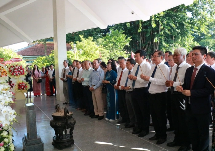 Các đại biểu dâng hương thể hiện lòng thành kính với cụ Phó bảng Nguyễn Sinh Sắc (Ảnh: Cẩm Tiên)
