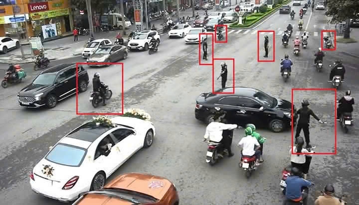 Các đối tượng là nhân viên Công ty TNHH vệ sĩ Security ngang nhiên phân luồng tại ngã tư để đoàn xe đám cưới đi qua