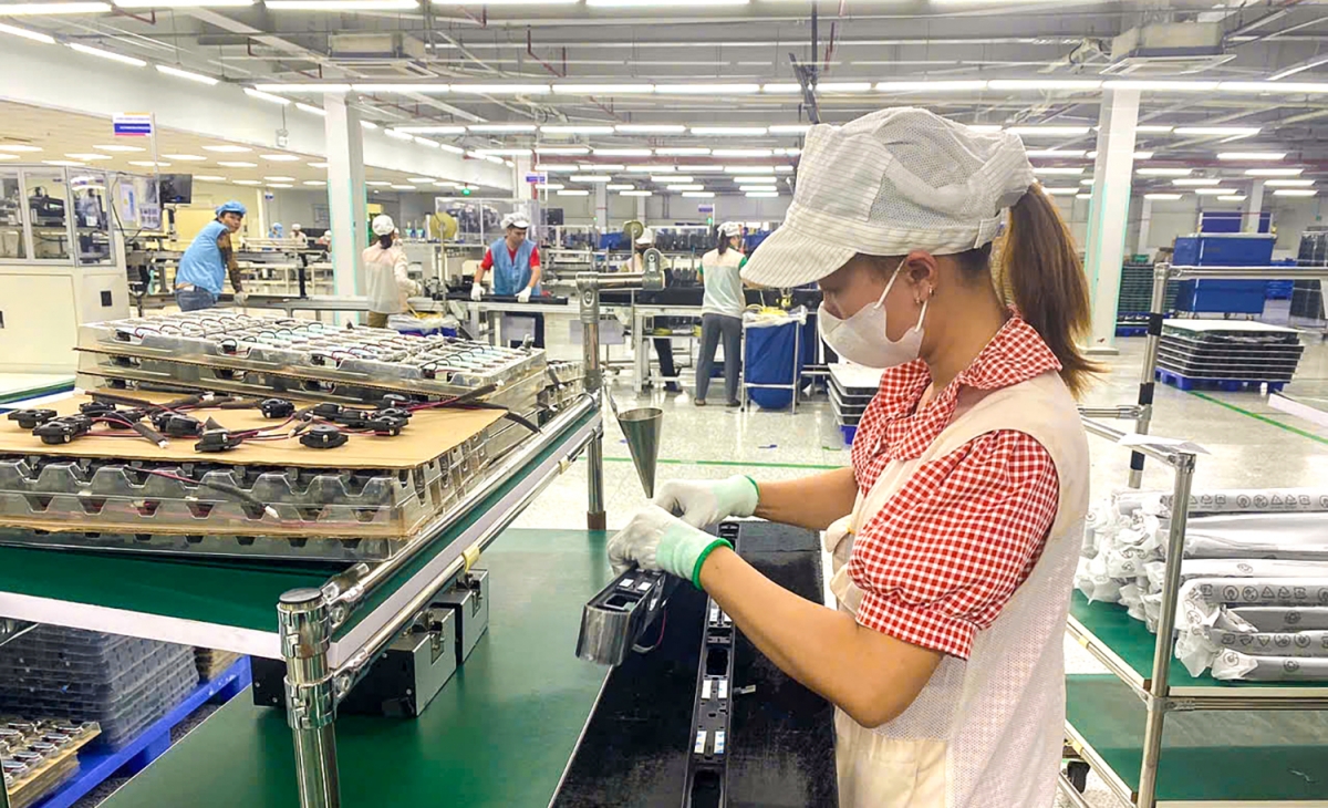 Các đơn vị khôi phục sản xuất kinh doanh sau bão và tiếp tục tăng cường hoạt động để bù đắp cho thời gian gián đoạn