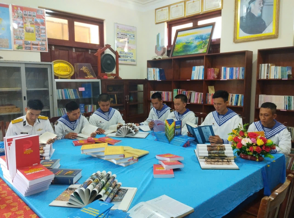 Cán bộ, chiến sĩ đảo Đá Đông thi trưng bày mô hình sách pháp luật
