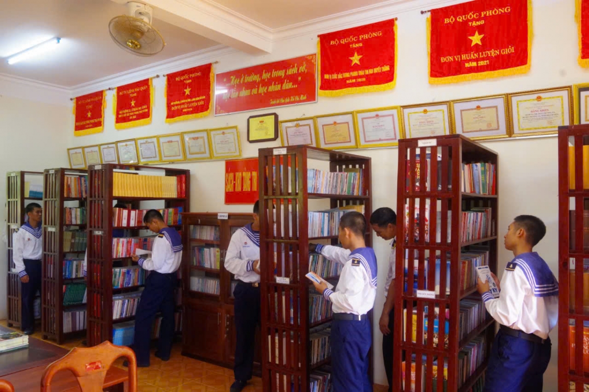Cán bộ, chiến sĩ đảo Trường Sa tìm hiểu đầu sách pháp luật