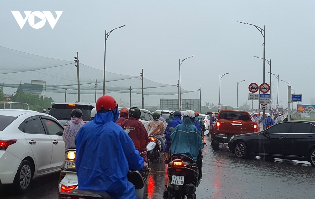 Cử tri Đà Nẵng bức xúc về nạn lấn chiếm vỉa hè, thiếu bãi đỗ xe, gây ùn tắc giao thông vào giờ cao điểm