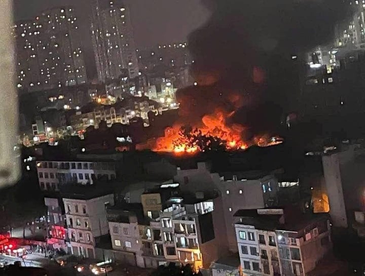  Ngọn lửa đỏ rực bao trùm nhà kho ở phố Định Công