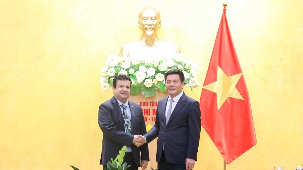Bộ trưởng Bộ Công Thương Nguyễn Hồng Diên tiếp Đại sứ Đặc mệnh toàn quyền Cộng hòa Chile tại Việt Nam