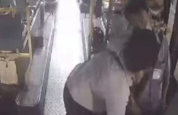 Người tài xế bất ngờ đột quỵ khi đang dừng đèn đỏ.