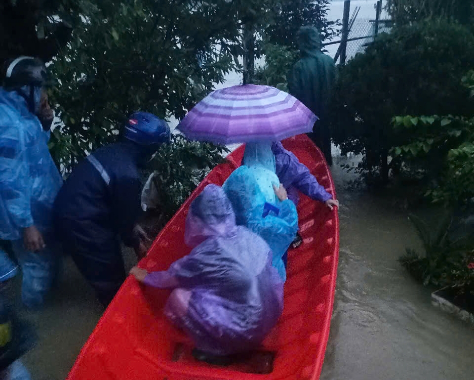 Chiều tối qua 23/11, chính quyền di dời một số hộ dân nhà khu vực ngập sâu ra khỏi khu vực bị ngập.
​