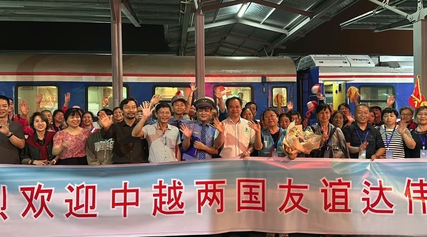Lao Cai welcomes 400 Chinese tourists via charter train (Photo: plo.vn)