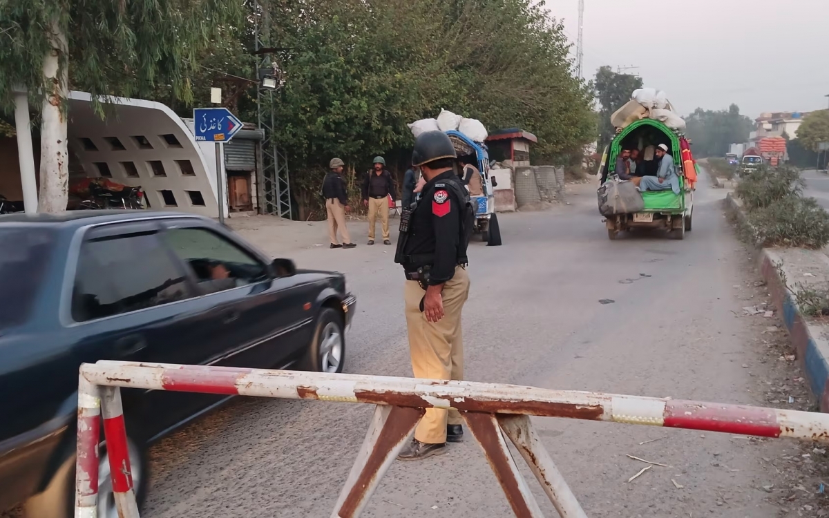 Chốt kiểm soát của cảnh sát Pakistan tại tỉnh Khyber Pakhtunkhwa. Ảnh: EPA.
