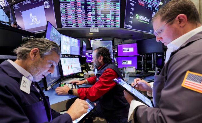 Các nhà giao dịch làm việc tại Sở giao dịch chứng khoán New York (NYSE) ngày 6/11/2024 sau khi ông Donald Trump giành chiến thắng trong cuộc bầu cử tổng thống Hoa Kỳ. (Nguồn: Reuters)