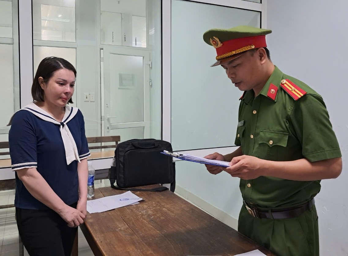 Cơ quan Cảnh sát điều tra - Công an thành phố Đà Nẵng tống đạt các quyết định đối với Lê Thị Thư.