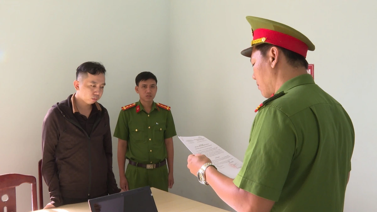 Cơ quan Cảnh sát điều tra Công an tỉnh Bạc Liêu tống đạt các quyết định tố tụng đối với Cao Văn Được. Ảnh: H. Linh.