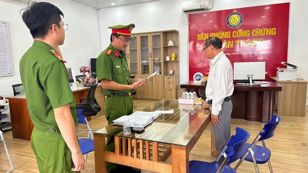 Cơ quan công an thi hành lệnh bắt bị can đối với ông Võ Văn Thành (Ảnh: Công an tỉnh Đồng Nai)